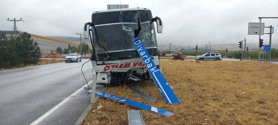 Yolcu otobüsü ve traktör çarpıştı, biri ikiye bölündü: 1 ölü, 1 yaralı 4